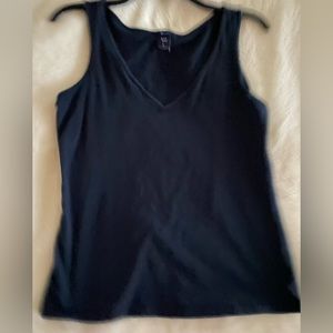 GAP sleeveless V neck top. Size M like new condition